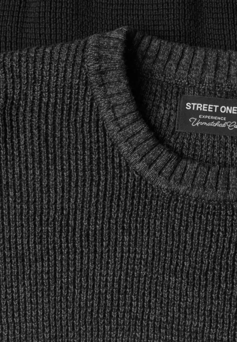 Nahaufnahme eines dunkelgrauen, gerippten Street One Strickpullovers mit Bündchenkragen.