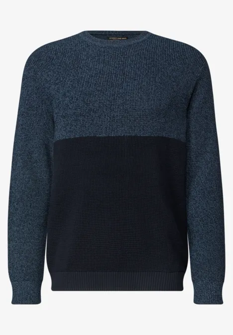 Dunkelblauer, strukturierter Pullover mit Rundhalsausschnitt und Farbblock-Design in Navy und Marineblau.