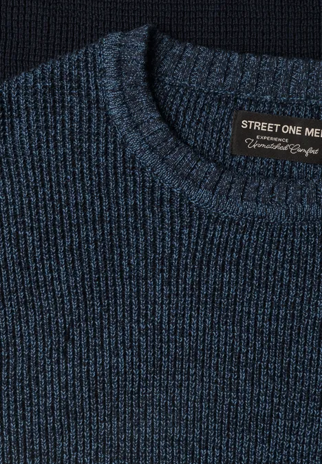 Dunkelblauer Strickpullover mit Rundhalsausschnitt und 'Street One Men'-Etikett liegend auf Holzuntergrund.