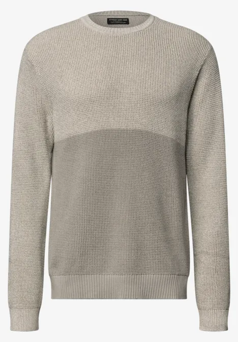 Beiger, zweifarbiger Strickpullover mit Rundhalsausschnitt und gerippten Bündchen.
