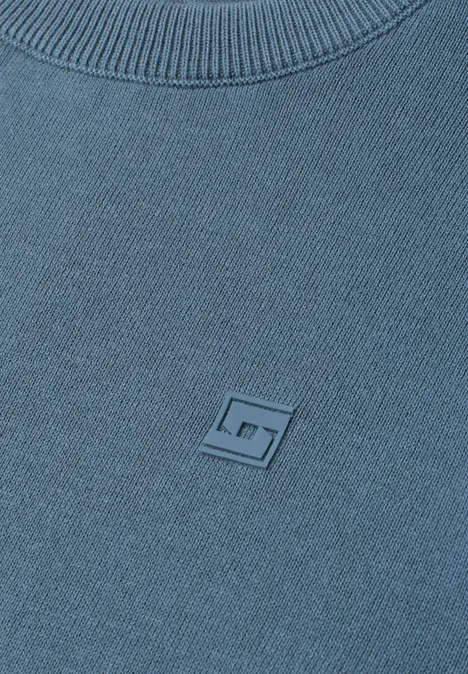 Eenvoudige trui met ronde hals in effen kleur cold blue Blauw gebreid shirt met geribde kraag en klein vierkant logo op de borst.