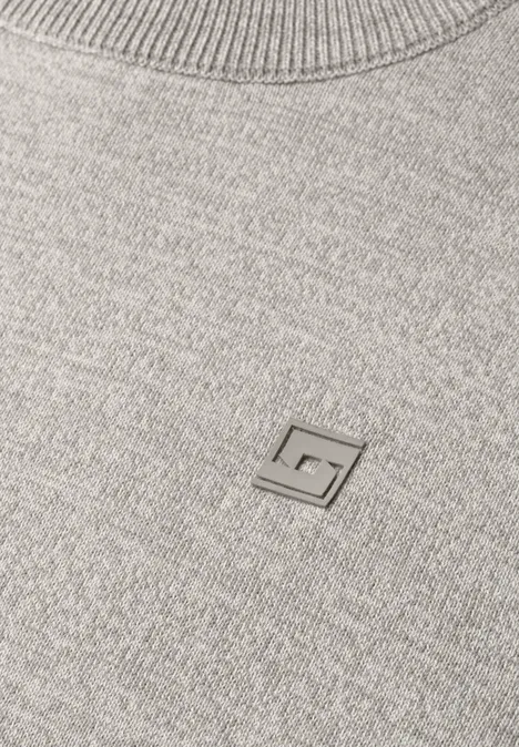 Eenvoudige trui met ronde hals in effen kleur bright beige melange Grijze gebreide trui met klein metalen G-logo op de borst.