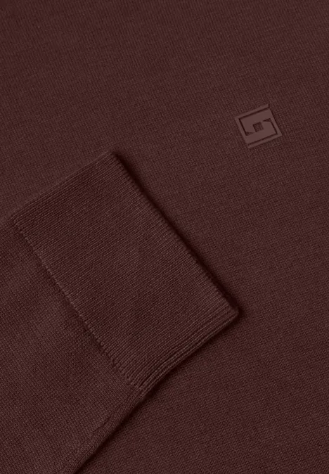 Sweter Basic z okrągłym dekoltem w jednolitym kolorze maroon brown Brązowy sweter dzianinowy z prążkowanymi ściągaczami i małą kwadratową naszywką.