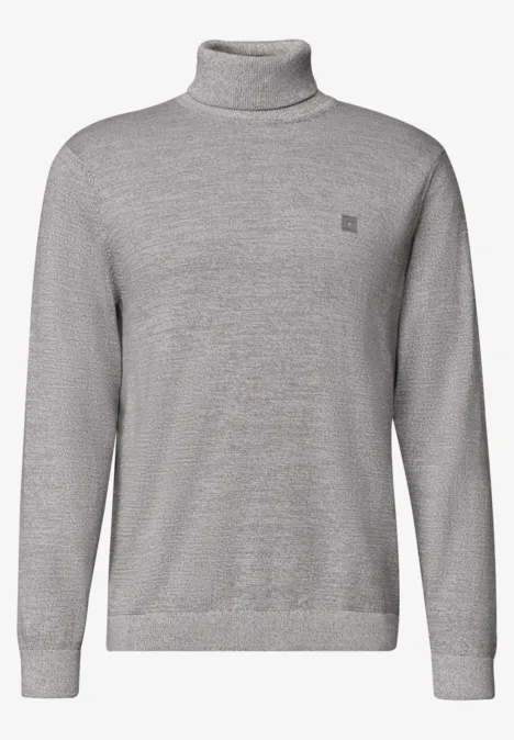 Grauer, schlichter Strickpullover mit Rollkragen und kleinem Logo auf der Brust.
