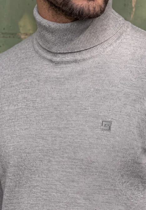 Grauer Rollkragenpullover mit feiner Strickstruktur und kleinem Logo auf der Brust.