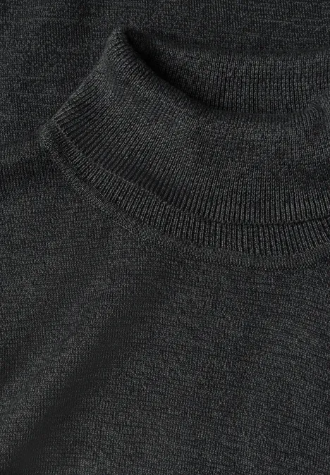 Nahaufnahme eines schwarzen, fein gestrickten Rollkragenpullovers.