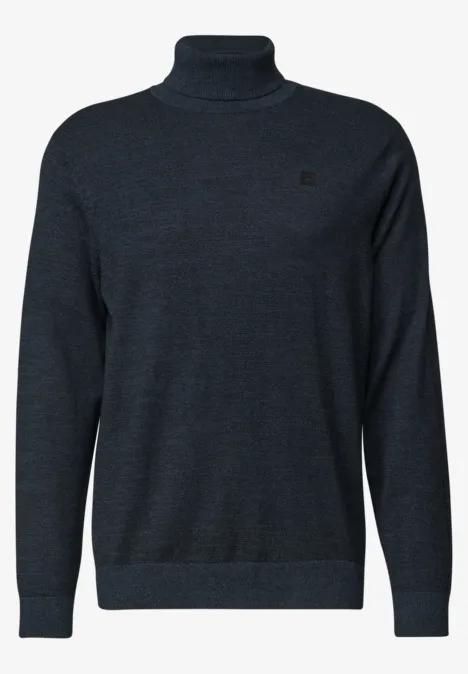 Dunkelgrauer Rollkragenpullover mit feiner Struktur und unaufdringlichem Logo auf der Brust.
