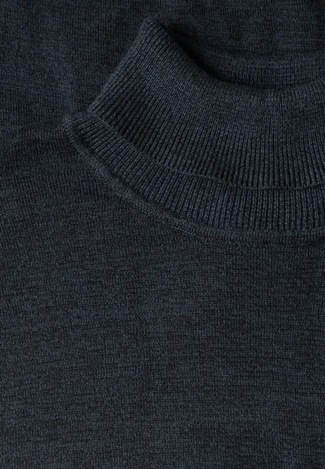 Dunkelblauer, fein gestrickter Pullover mit hohem Rollkragen.