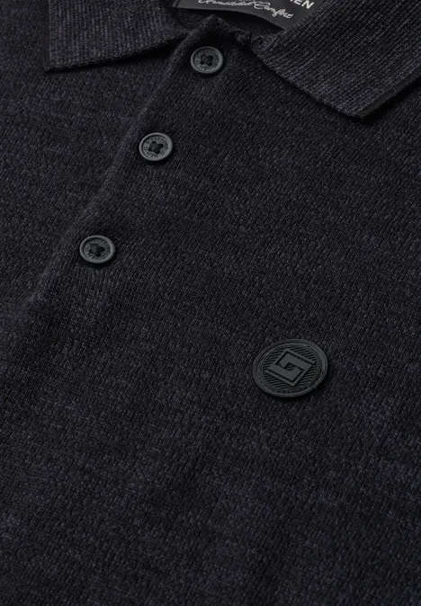 Strick Poloshirt im Mouliné Look dark ink blue Schwarzes Polohemd aus strukturiertem Stoff mit drei Knöpfen und rundem Markenlogo auf der Brust.