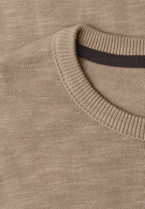Trui met ronde hals van puur katoen antique beige Close-up van een beige gebreide trui met ronde hals en geribbelde boord