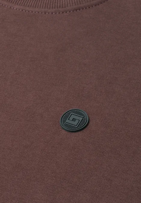 Sweatshirt marron avec bouton logo noir rond au centre.