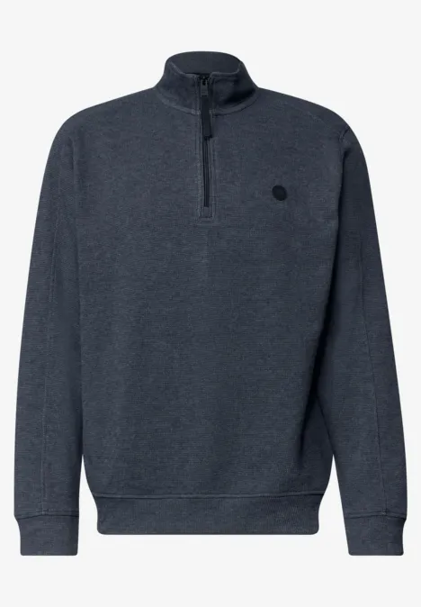 Dunkelgrauer Pullover mit halbem Reißverschluss und dezentem Brustlogo