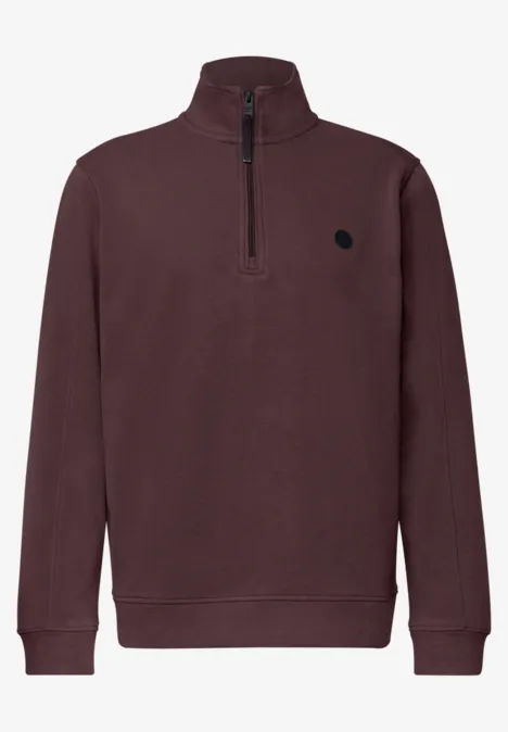 Dunkelroter Pullover mit halbem Reißverschluss und Logo auf der Brust