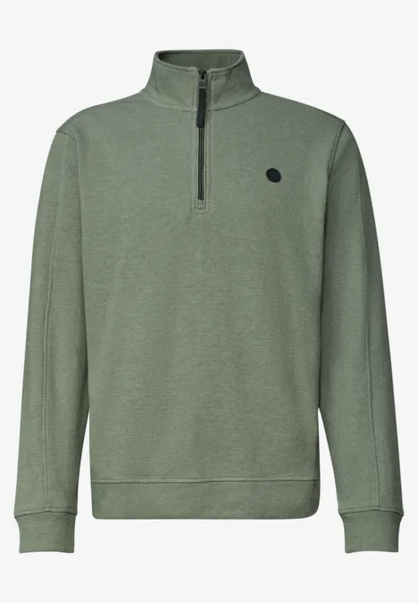 Olivgrüner Sweatpullover mit 1/4-Reißverschluss, Stehkragen, Rippbündchen und kleinem Logo-Patch.