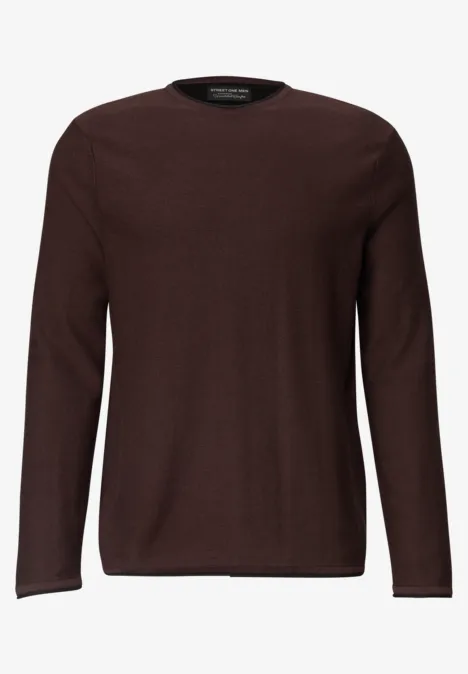 Ein schlichter, brauner Langarm-Pullover mit Rundhalsausschnitt.