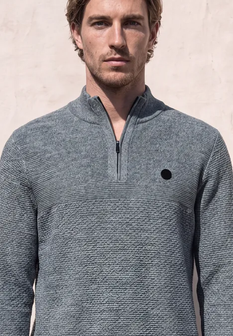 Pullover mit Troyerkragen und Struktur vintage blue Ein Mann trägt einen grauen, texturierten Pullover mit halbem Reißverschluss vor hellem Hintergrund.