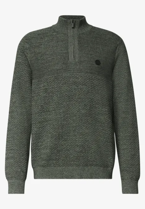 Grauer Strickpullover mit verstecktem Reißverschluss bis zur Brust, Rippstrickbündchen und kleinem Logo.