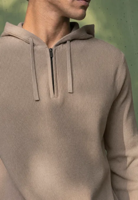 Pullover in Unifarbe mit Kapuze antique beige Nahaufnahme eines beigen Kapuzenpullovers mit kurzem Reißverschluss, getragen von einer Person vor grünem Hintergrund.