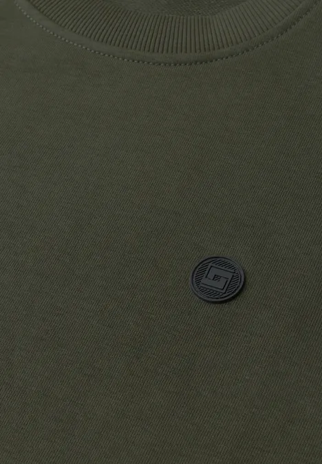 Oliwkowa koszulka z okrągłym dekoltem i czarnym okrągłym logo na piersi.