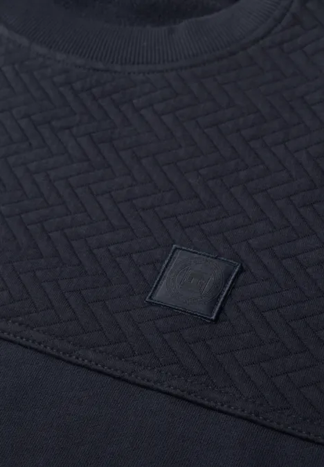 Dunkelblaues Shirt mit strukturiertem Zickzack-Muster und quadratischem Logopatch mit G.