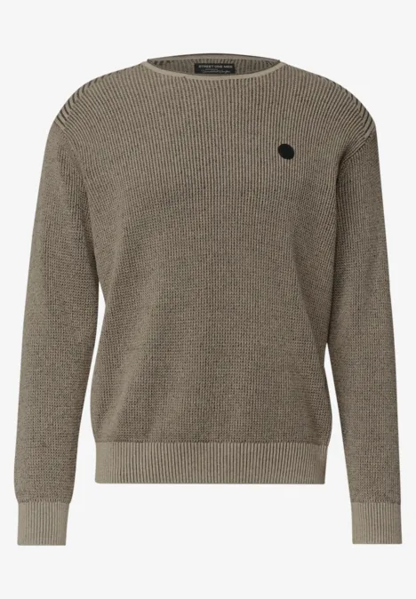 Grauer Strickpullover mit Rundhalsausschnitt und kleinem Logo auf der Brust.