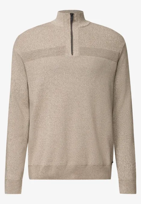 Beiger Strickpullover mit Stehkragen und kurzem Reißverschluss, lange Ärmel und feine Struktur.