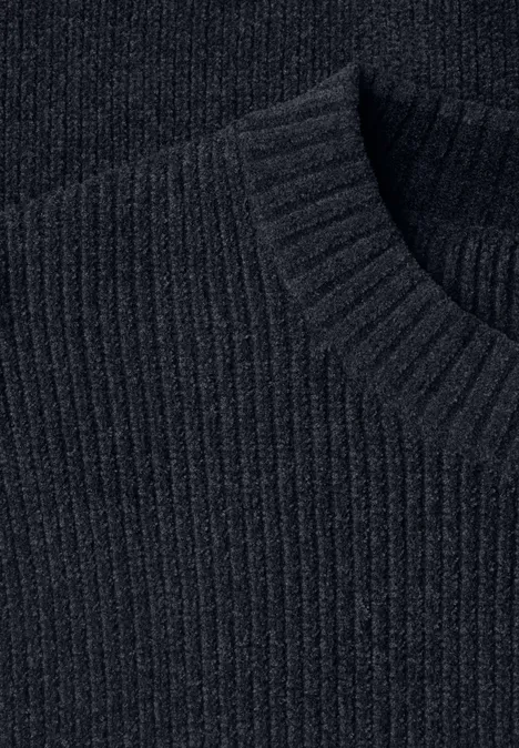 Nahaufnahme eines dunkelblauen, gerippten Strickpullovers mit Rundhalsausschnitt.