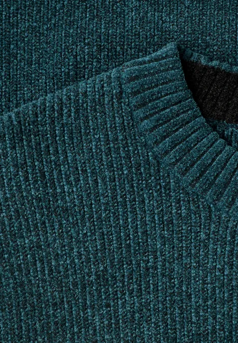 Pull en chenille à col rond dark fjord blue Grüner Strickpullover mit V-Ausschnitt und feiner Rippenstruktur, weich und gemütlich.