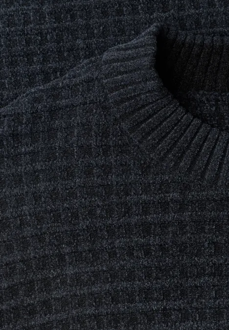 Chenille-trui met wafelstructuur dark ink blue Nahaufnahme eines dunkelgrauen Strickpullovers mit Rippenkragen und strukturierter Oberfläche.