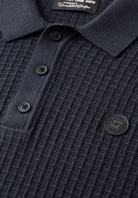 Trui met polokraag en wafelstructuur dark ink blue Dunkelgraues Polohemd mit Waffelstruktur, drei schwarzen Knöpfen und rundem Logo-Patch.
