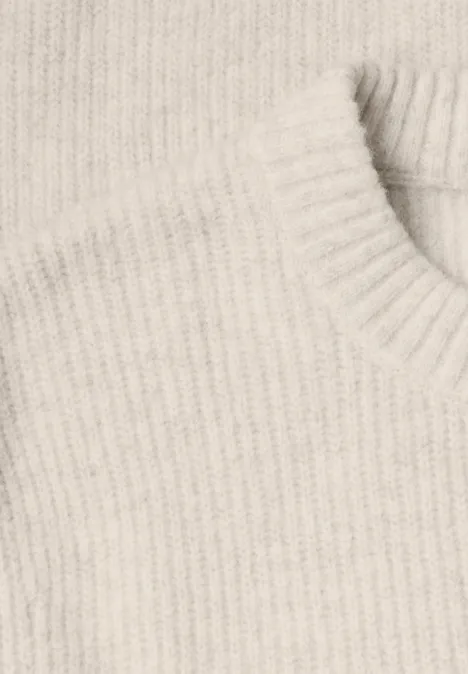 Close-up eines cremefarbenen, gerippten Strickpullovers