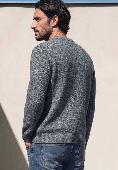 Pullover mit Rundhals und Wollanteil vintage blue Ein Mann trägt einen grauen Pullover und Jeans, steht seitlich vor einer hellen Wand.