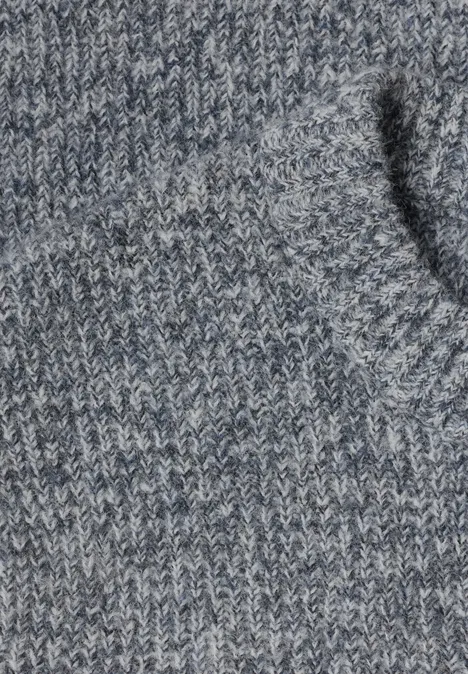Pullover mit Rundhals und Wollanteil vintage blue Nahaufnahme eines graublauen Strickpullovers mit sichtbarer Tasche.