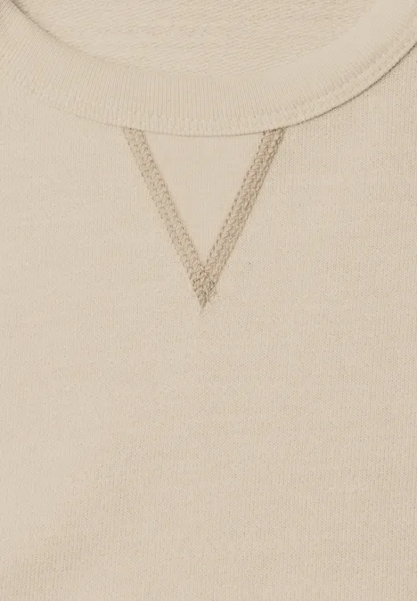 Sweat-shirt en tissu éponge avec détails en tricot côtelé canvas beige Gros plan sur l'encolure d'un sweat beige, détail couture en V