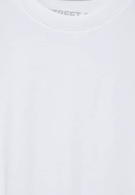 Un t-shirt blanc basique en coton.