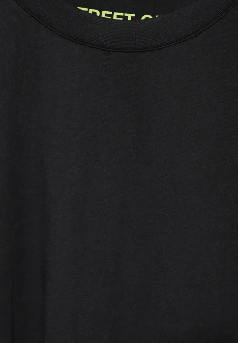 T-shirt noir uni en coton avec col rond et étiquette visible.