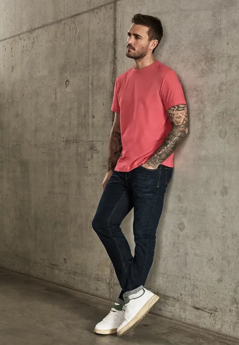 Basic T-shirt in effen kleur bleached red Basic T-shirt in effen kleur bleached red