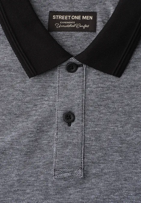 Grijze poloshirt met zwarte kraag, twee knopen en een ‘STREET ONE MEN’-label.