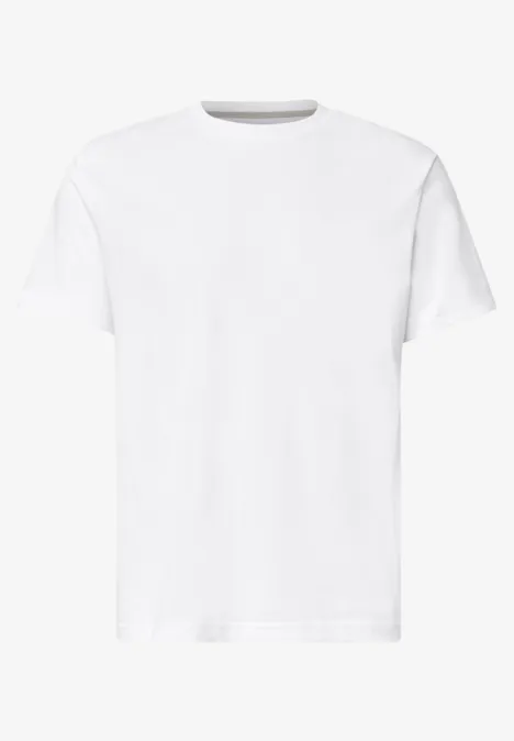Un t-shirt blanc uni à manches courtes sur fond blanc.