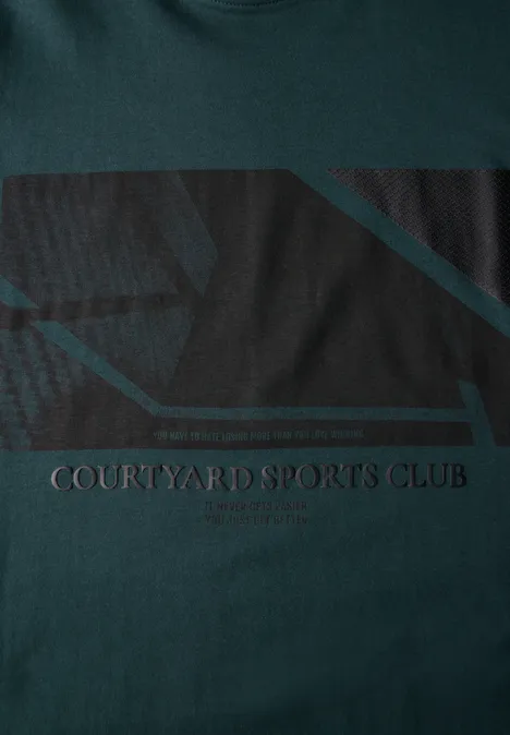 Dunkles T-Shirt mit Text: COURTYARD SPORTS CLUB und geometrischem Muster.