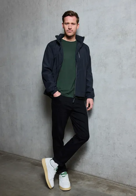Basic T-Shirt in Unifarbe soft olive green
