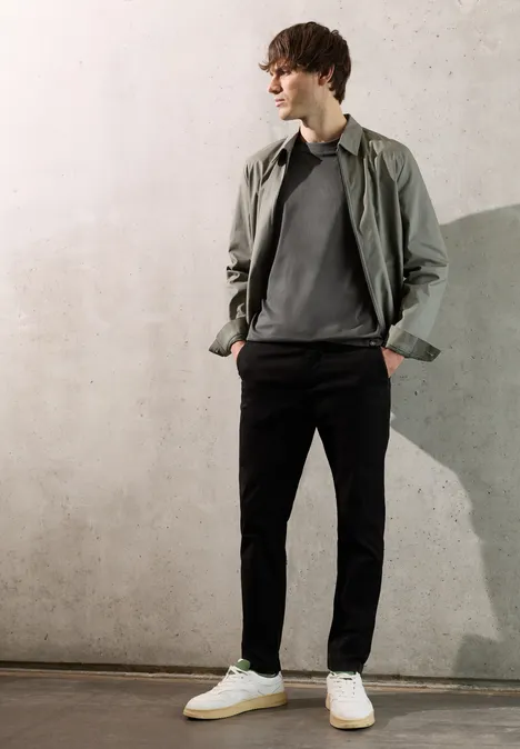 Basic T-Shirt in Unifarbe oil grey