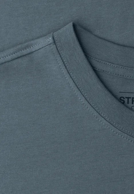 Close-up van de grijze kraag van een katoenen T-shirt