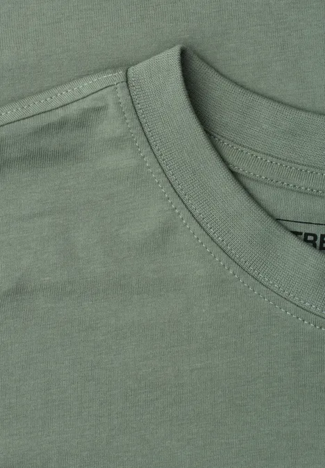 Close-up van een olijfgroen T-shirt met ronde hals en zichtbare stiksels