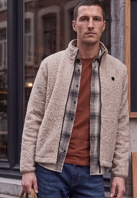 Basic Shirt van puur katoen raw copper red Man in beige teddyjas, geruit overhemd en roestkleurig shirt voor ramen.