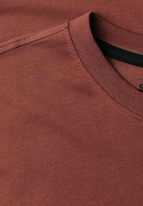 Basic Shirt van puur katoen raw copper red Close-up van een kastanjebruin T-shirt met ronde hals en zichtbare naad