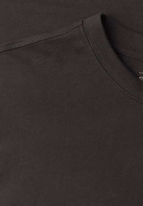 Basic Shirt van puur katoen shadow brown Donkerbruin T-shirt in close-up, met focus op de ronde hals en fijne stofstructuur.