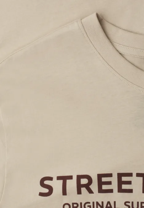 Beige T-Shirt mit dunkelrotem 'STREET'-Schriftzug auf der Brust.