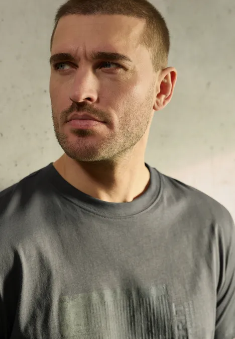 T-Shirt mit Frontprint oil grey T-Shirt mit Frontprint oil grey