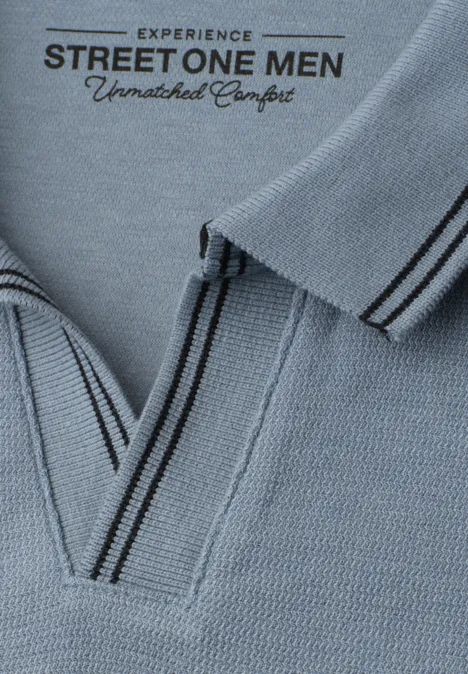 Helles Strick-Poloshirt mit kontrastierenden Streifen am Kragen und V-Ausschnitt, lässig und bequem.